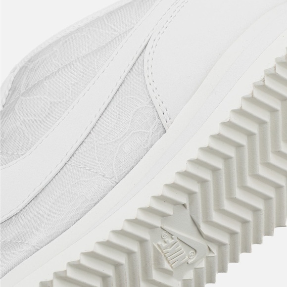 Nike WOMENS LIFESTYLE SHOE CORTEZ White Sneakers Size 8 NIB - Picture 3 of 12
